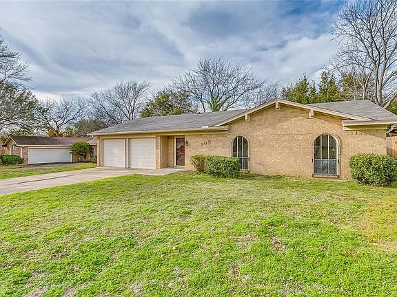 3rd image of 905 Moorhead Ct