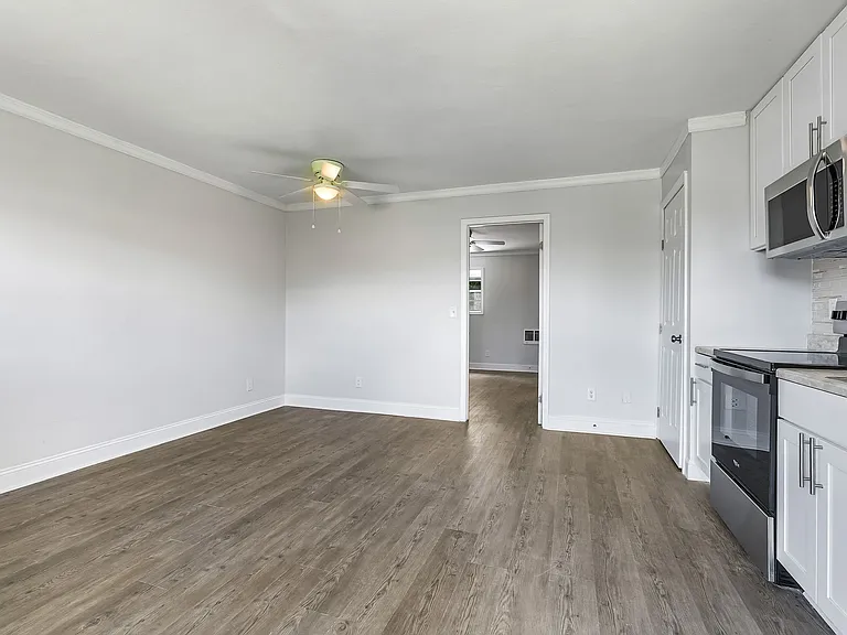 Edgewater Apartments — Photo 16