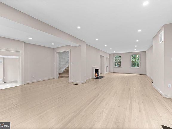 4th image of 1525 35th St NW
