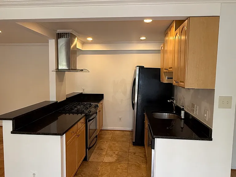 2911 Charing Cross Rd #6 — Photo 2