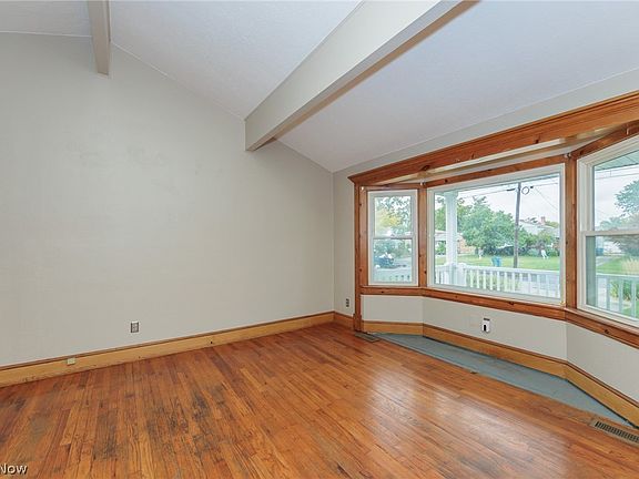 5th image of 916 West Dr