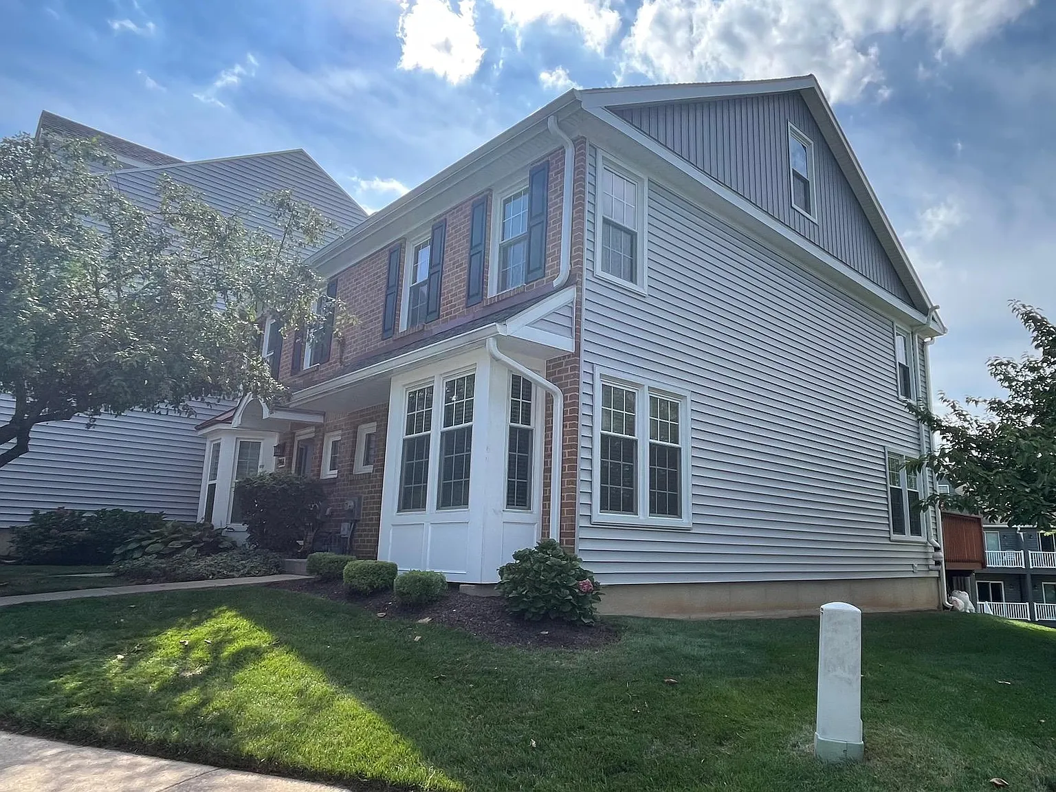 3 bed, 2.5 bath, 1576 sqft, $3,000 — Photo 2