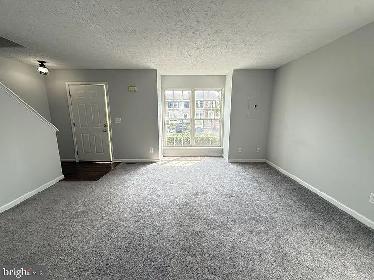 301 Sutton Ct — Photo 3