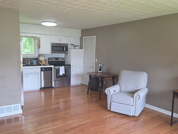 3rd image of 1008 7th St SE
