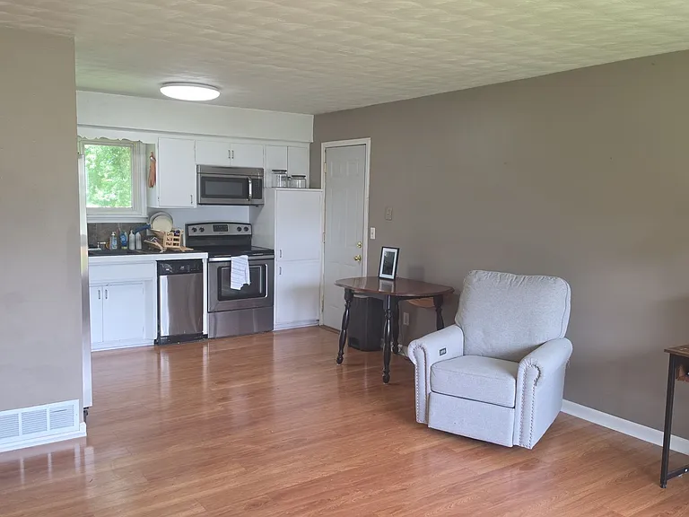 1008 7th St SE — Photo 3