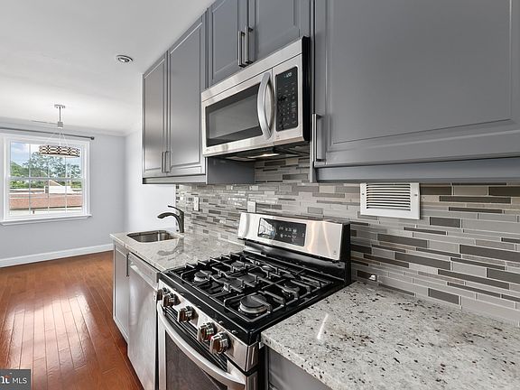3rd image of 109 Center St N #C-304