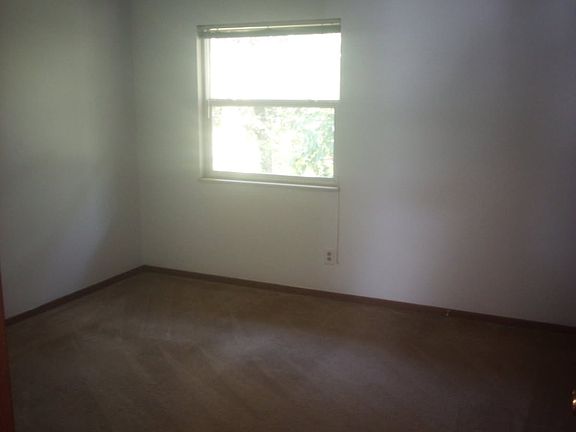 3rd image of 108 Sandstone Ct