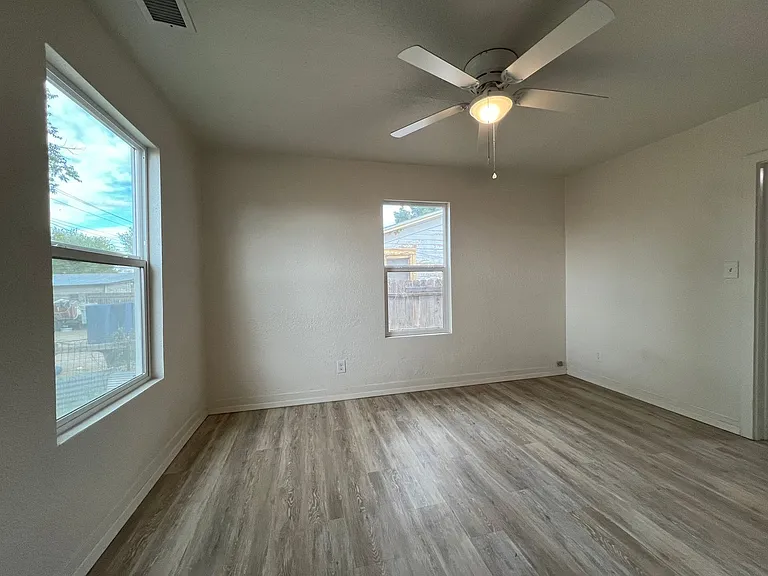 1110 W Grand Ave — Photo 8