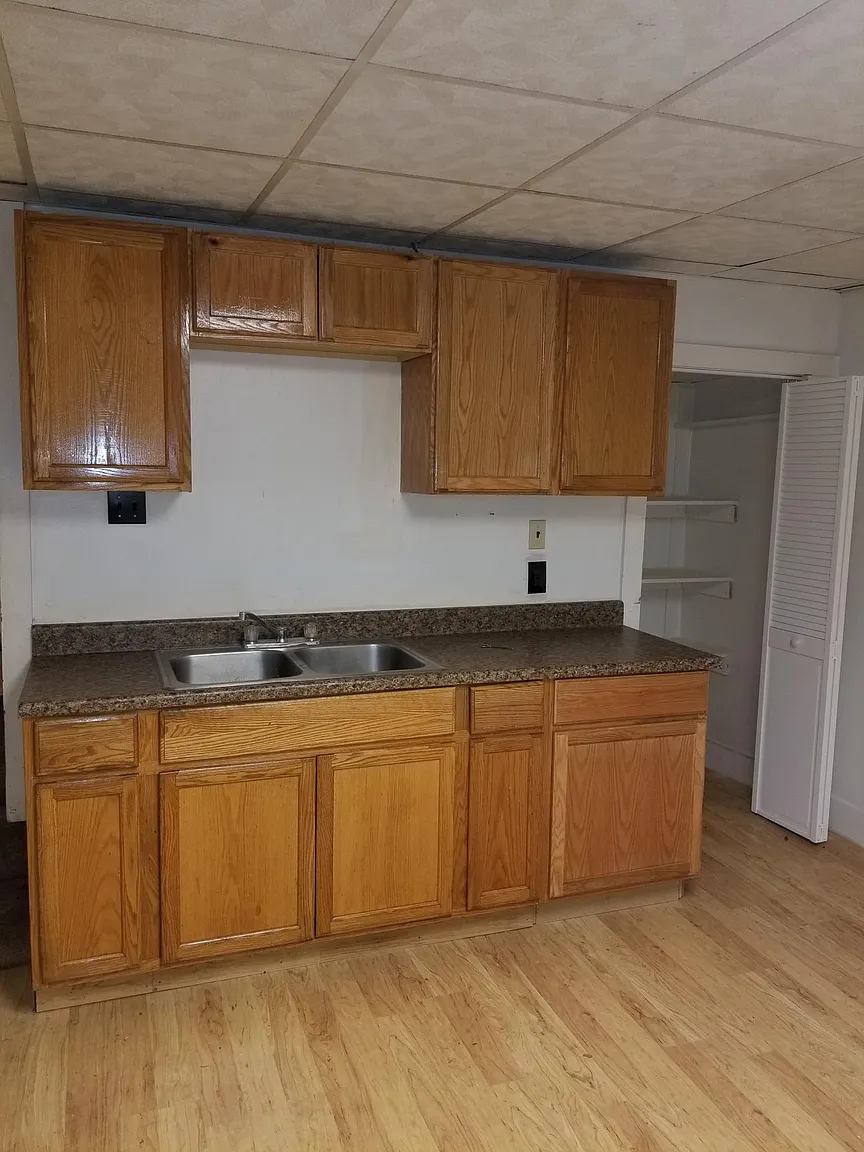 623 Main St photo 1