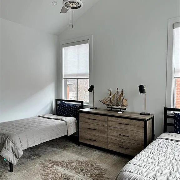 210 Glasgow Ln — Photo 32