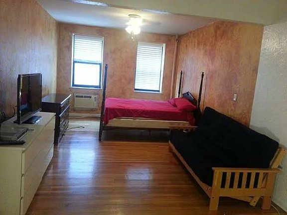 4th image of 533 W 45th St APT 4C