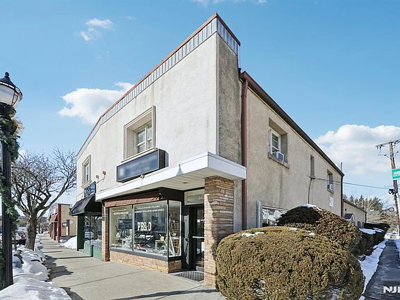 3rd image of 243 Rock Rd