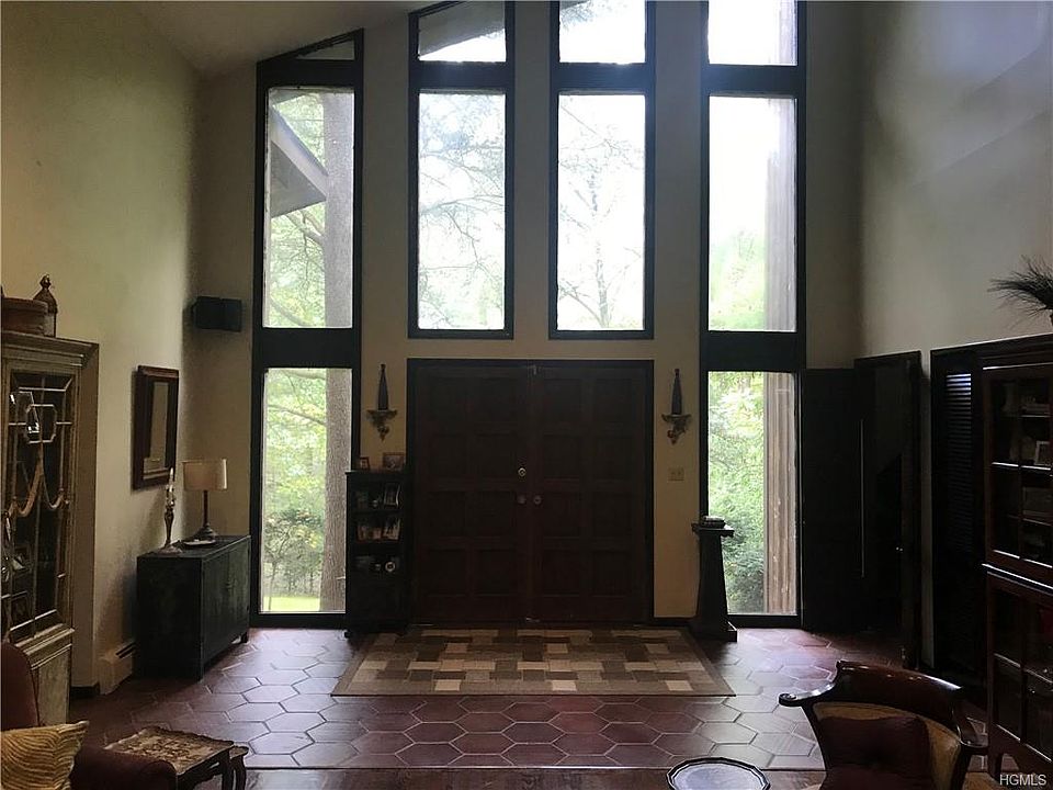 1st image of 32 Westminster Dr