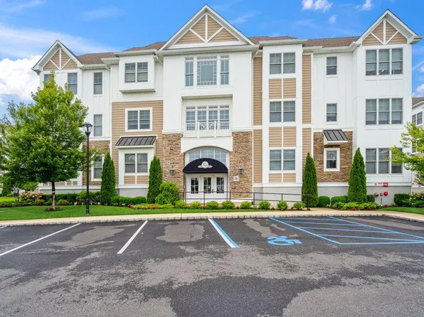 26203 Spruce Pond Circle #26203, Plainview, NY 11803