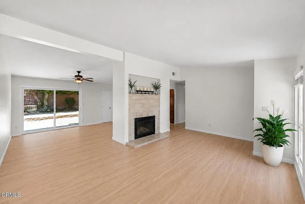3 bed, 2.0 bath, 1299 sqft, $4,700 — Photo 2