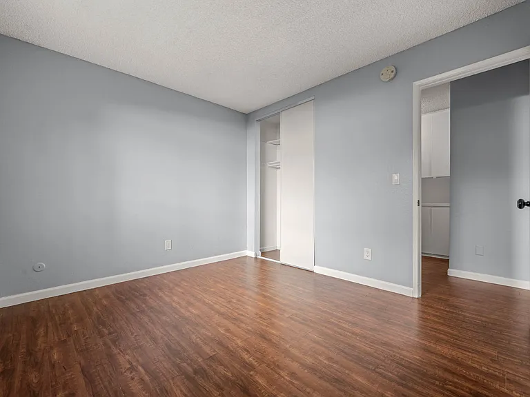 5900 Reseda Blvd — Photo 13
