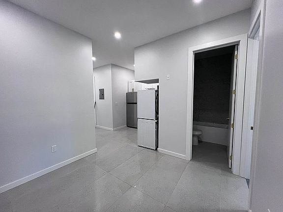 2nd image of 3052 Fulton St #2F