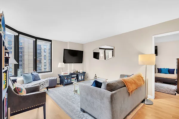 Rented by R New York | media 10