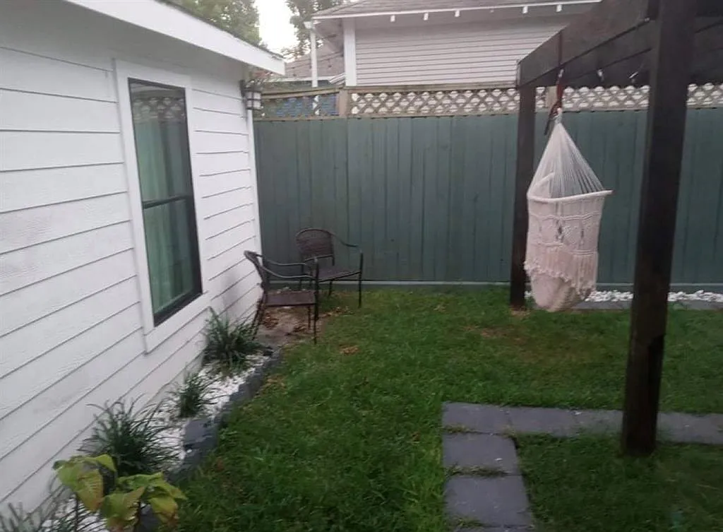 2 bed, 1.0 bath, 620 sqft, $1,200 — Photo 2