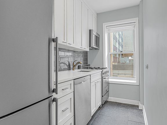 4th image of 305 W 52nd St APT 2G