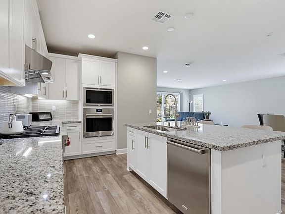 5th image of 893 Woodhaven Rd
