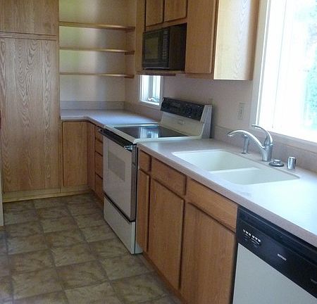 Full kitchen
						:
						new floor, counter
