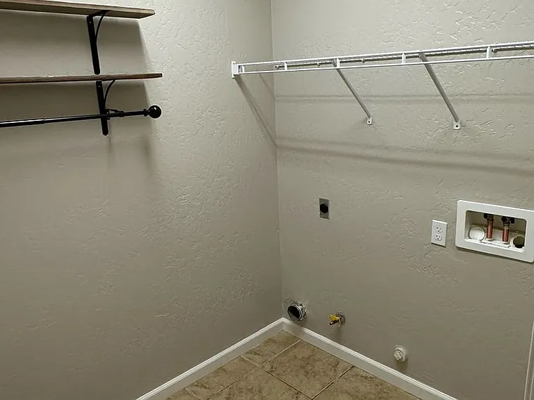 2101 N Lindsay Ct — Photo 23
