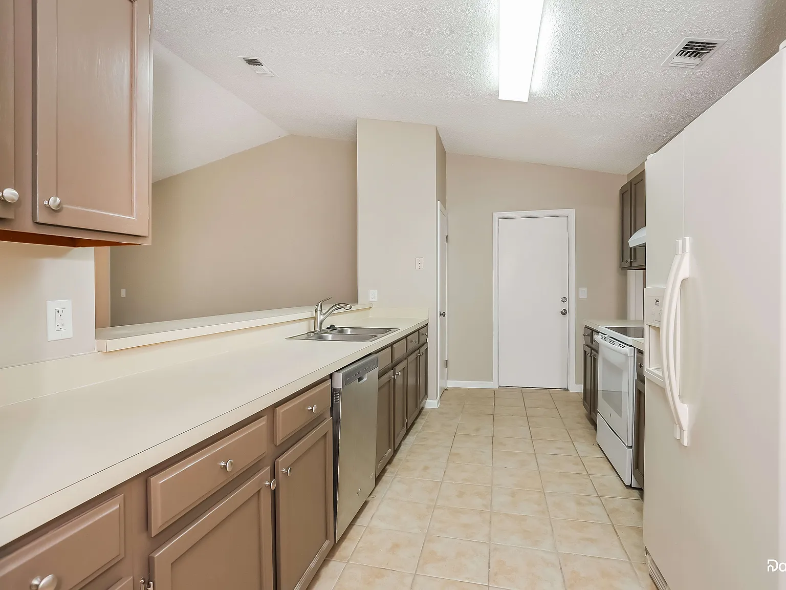 3 bed, 2.0 bath, 1716 sqft, $1,870 — Photo 3