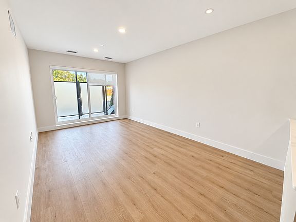 3rd image of 8 Hutt Ln #A