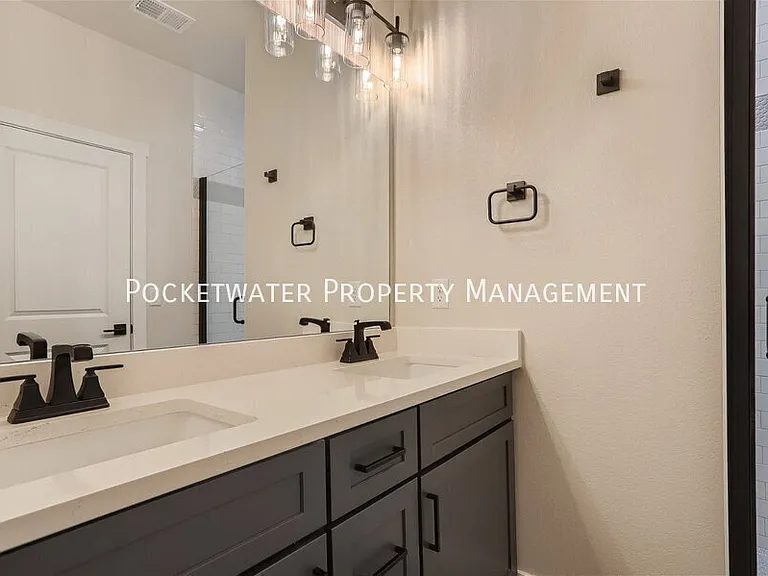 1343 Baker St — Photo 13