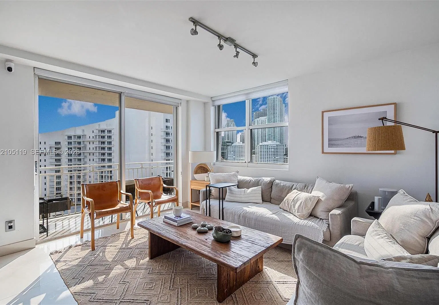 Isola Condo — Photo 3