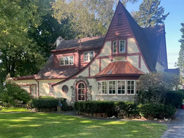 307 Colonial Ln, Algonac, MI 48001