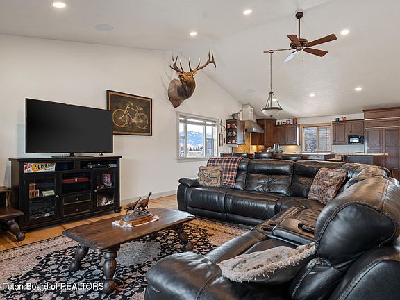 4th image of 894 Easy St