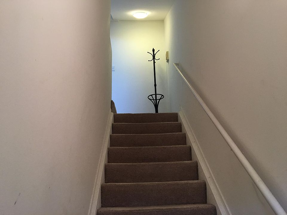 Entrance in unit stairway