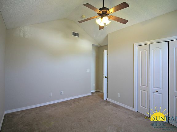 3rd image of 19 Kathleen Dr