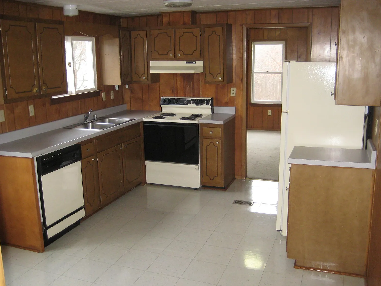 3 bed, 1.5 bath, 1300 sqft, $2,000 — Photo 3