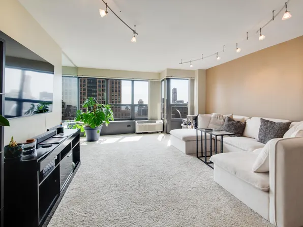 30 E Huron St, Chicago, IL