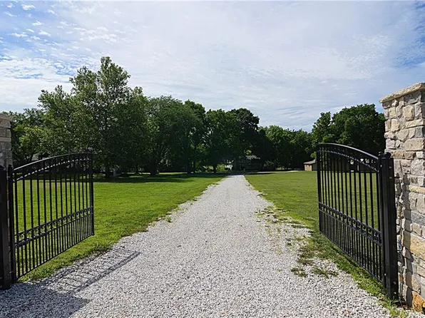 13905 Leavenworth Rd, Basehor, KS 66007