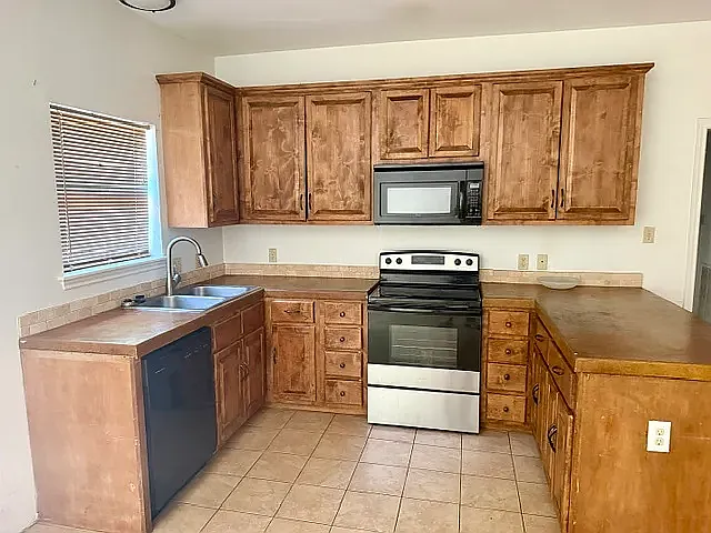 570 Dublin Ave — Photo 2