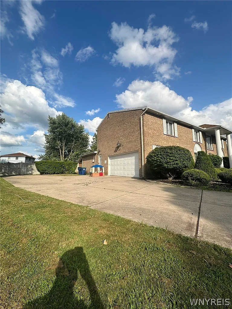 6 bed, 3.5 bath, 3665 sqft, $4,495 — Photo 3