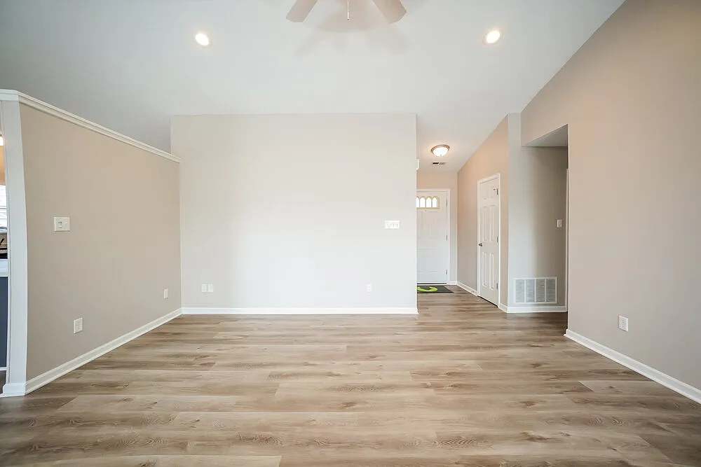 3 bed, 2.0 bath, 1425 sqft, $2,050 — Photo 4