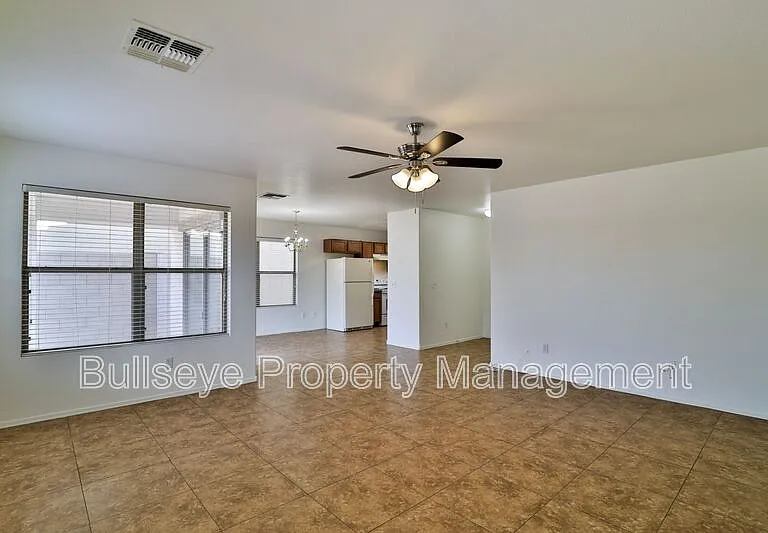 1069 E Lowell Ct — Photo 5