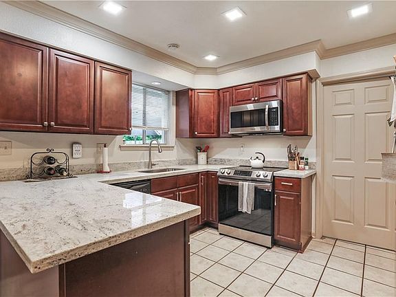 5th image of 545 Hutchinson St
