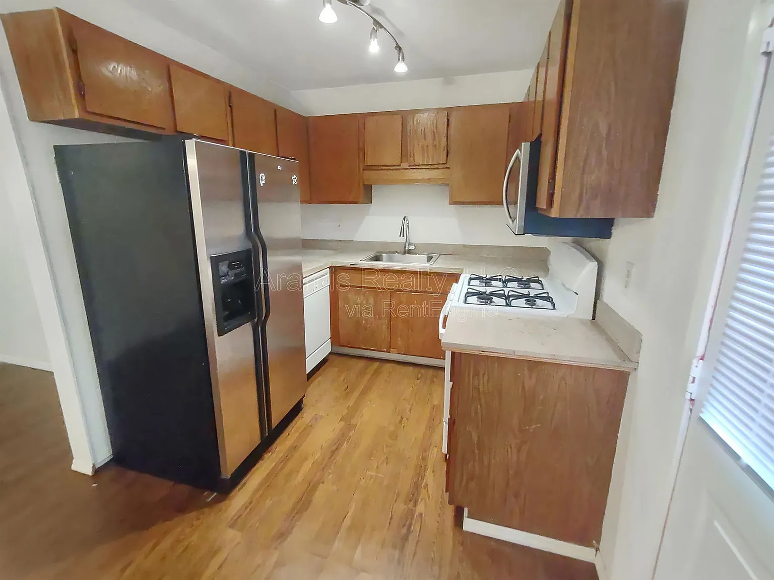 3 bed, 2.5 bath, 1700 sqft, $1,350 — Photo 2