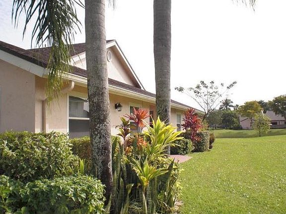 3rd image of 5200 W Lakes Dr