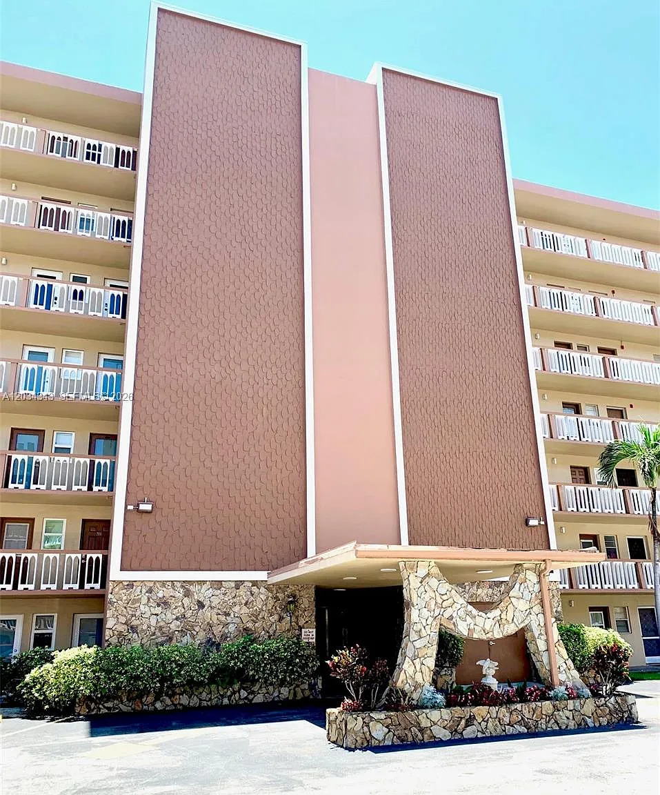 Meadowbrook Condo Apts Bl — Photo 1