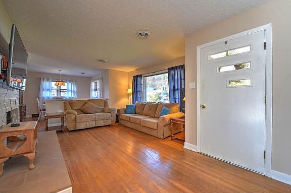 5th image of 403 Knob Hill Dr