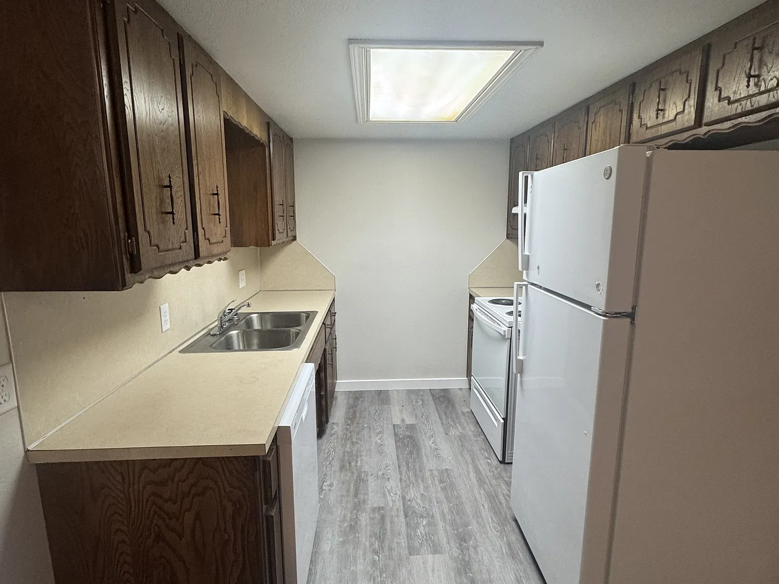 Hill View Apartments - 3 — Photo 3