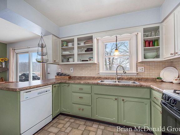 3rd image of 424 Upson Ln