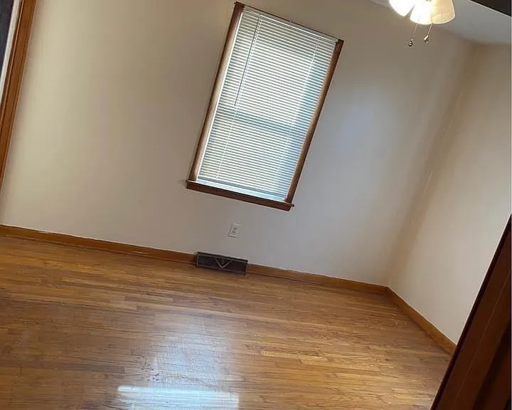 502 Stephen St — Photo 11